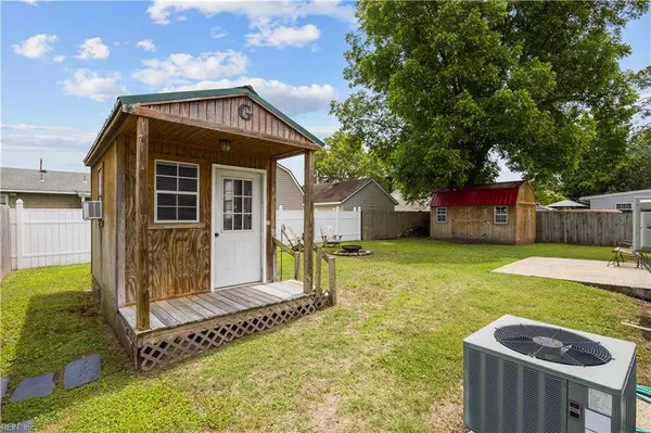 528 Lavender LN, Virginia Beach, VA 23462