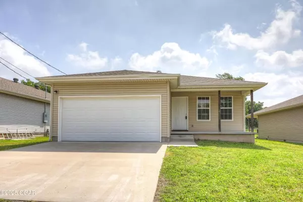 611 S Arch St, Carterville, MO 64835-1705