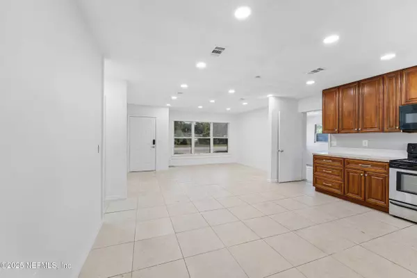 2626 LEONID RD, Jacksonville, FL 32218