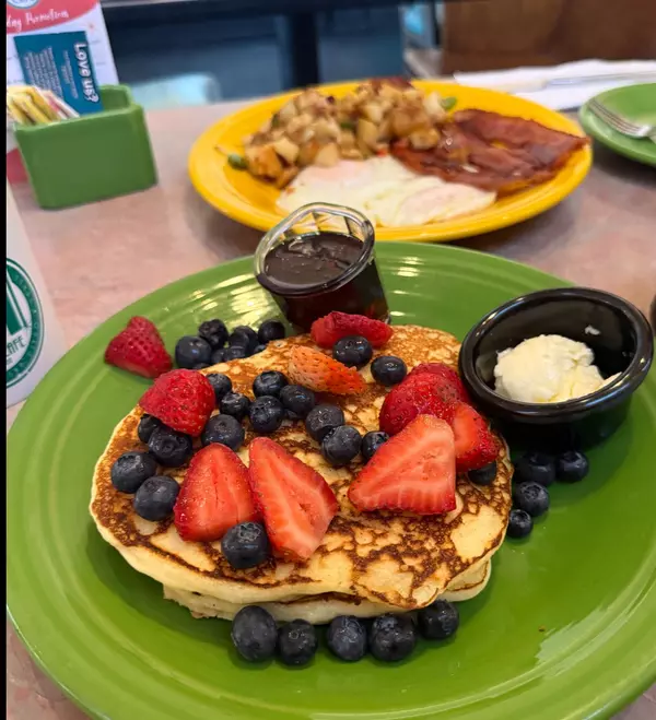 San Diego Living: Crest Cafe in Hillcrest Celebrates 43 Years