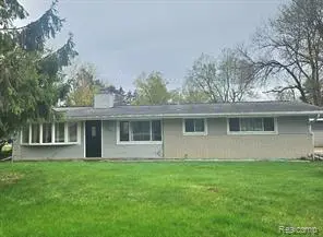 2121 S Commerce Rd, Wolverine Lake, MI 48390-2415