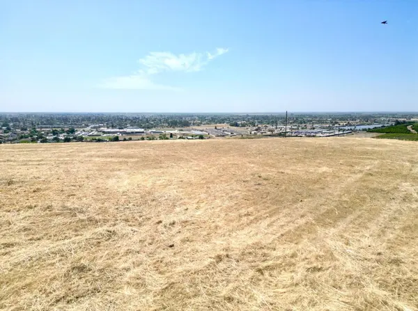 1485 N Highland Dr, Porterville, CA 93257-1205