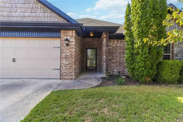 5702 W Red Maple Dr, Rogers, AR 72758