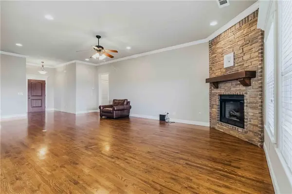 5702 W Red Maple Dr, Rogers, AR 72758