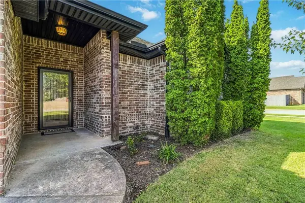 5702 W Red Maple Dr, Rogers, AR 72758