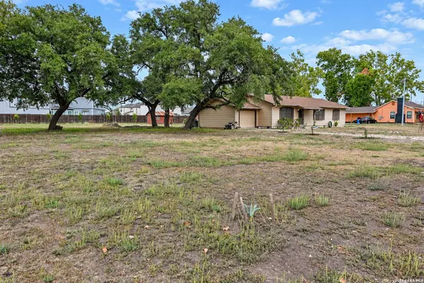 614 E Martindale, Seguin, TX 78155