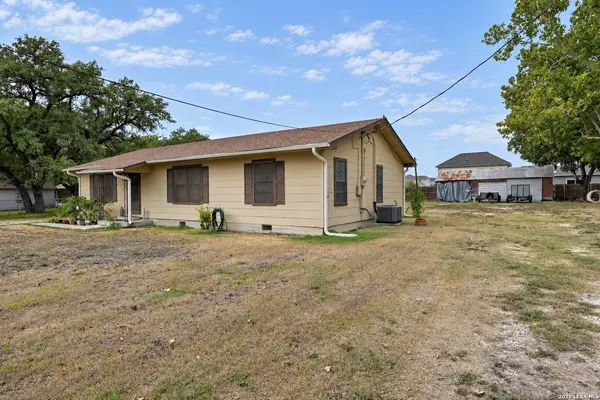 614 E Martindale, Seguin, TX 78155