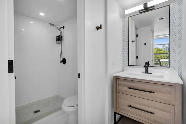 3701 N Country Club Dr #404, Aventura, FL 33180