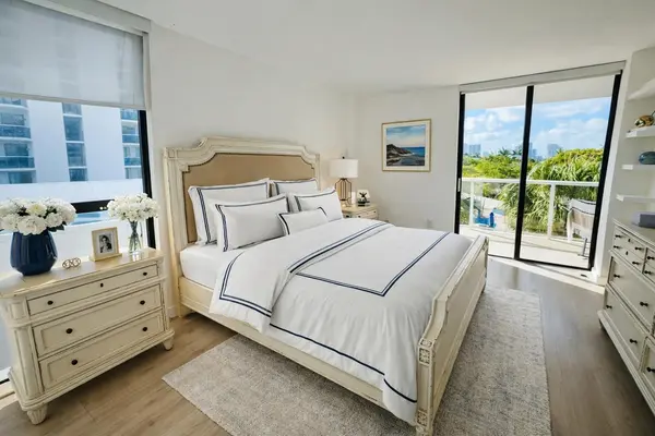 3701 N Country Club Dr #404, Miami, FL 33180