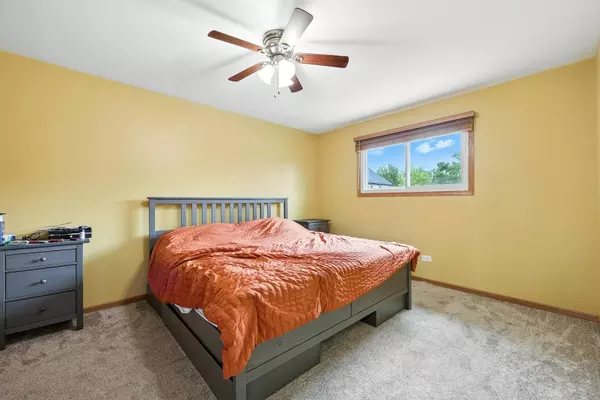 5721 W 88th Place, Oak Lawn, IL 60453