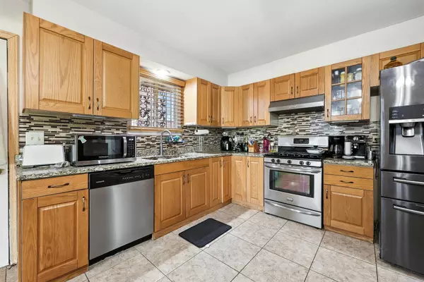 5721 W 88th Place, Oak Lawn, IL 60453