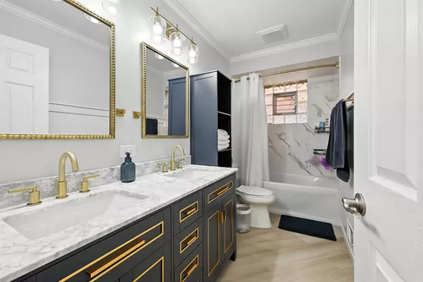 5721 W 88th Place, Oak Lawn, IL 60453