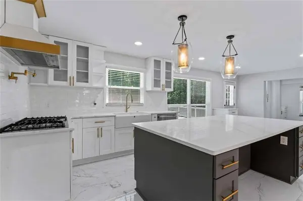 2023 Stoneleigh DR, Stone Mountain, GA 30087