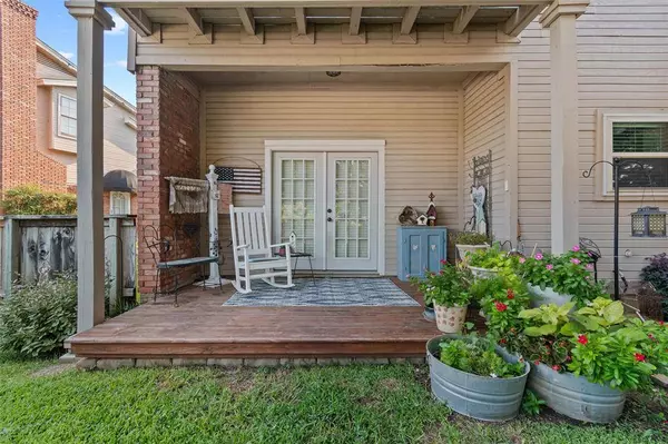 5843 Lake Point Drive, Arlington, TX 76016