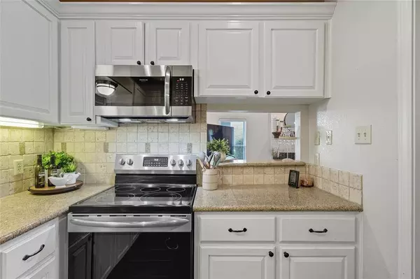 5843 Lake Point Drive, Arlington, TX 76016