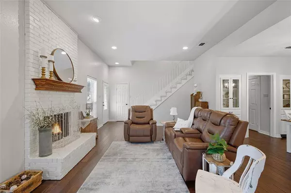 5843 Lake Point Drive, Arlington, TX 76016