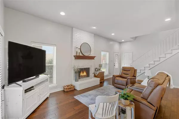 5843 Lake Point Drive, Arlington, TX 76016