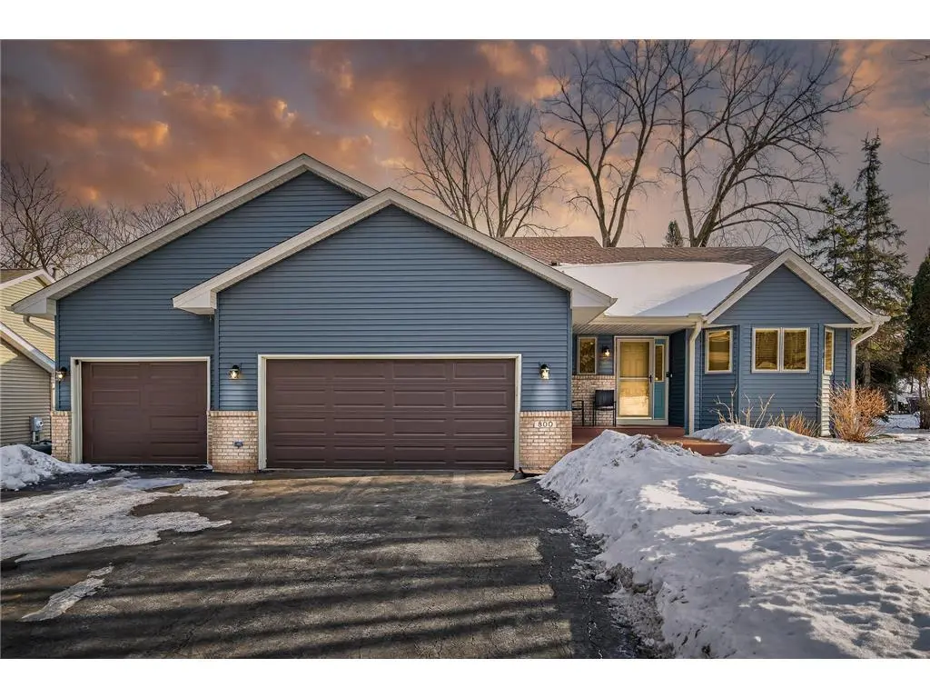 800 Griffin Ave, Mahtomedi, MN 55115-1711