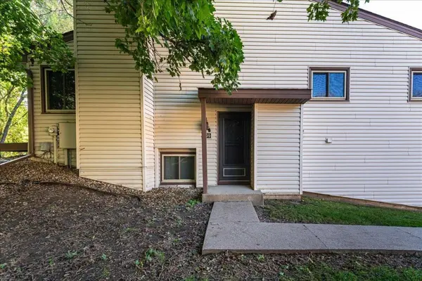 299 River Woods Ln, Burnsville, MN 55337-3389