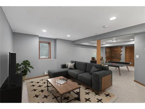 800 Griffin Ave, Mahtomedi, MN 55115-1711