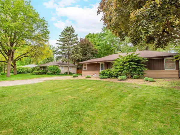 2851 Dellwood St N, Roseville, MN 55113