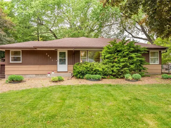2851 Dellwood St N, Roseville, MN 55113