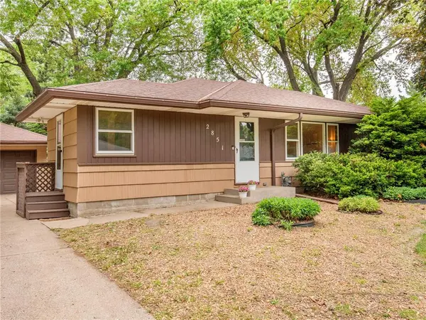 2851 Dellwood St N, Roseville, MN 55113