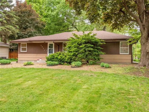 2851 Dellwood St N, Roseville, MN 55113