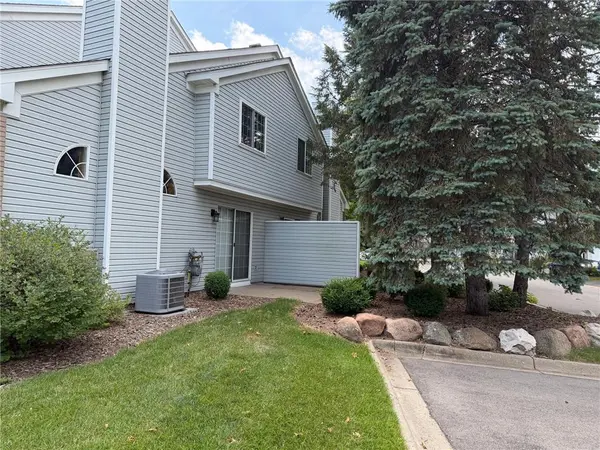 510 Lovell Ave W #4, Roseville, MN 55113-4617