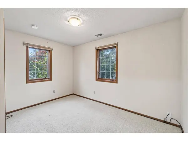 2023 Parkside Dr, St Paul, MN 55119-4673