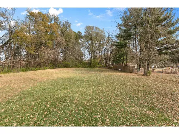 1347 Hadley Ave N, Oakdale, MN 55128-5932