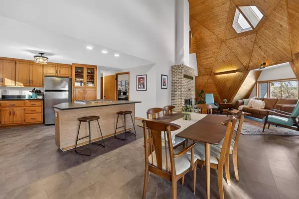 38501 Woodduck LN, North Branch, MN 55056