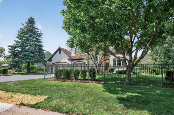 2545 Hillwood DR E, Maplewood, MN 55119