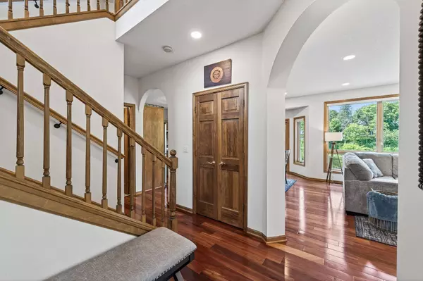 2545 Hillwood DR E, Maplewood, MN 55119