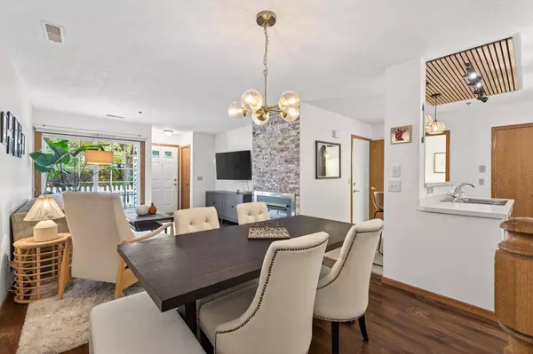 2597 Bedford CT #27, Mendota Heights, MN 55120