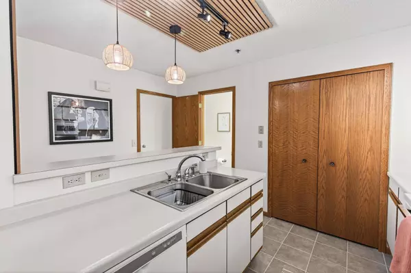 2597 Bedford CT #27, Mendota Heights, MN 55120