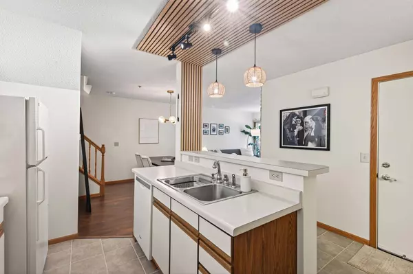 2597 Bedford CT #27, Mendota Heights, MN 55120