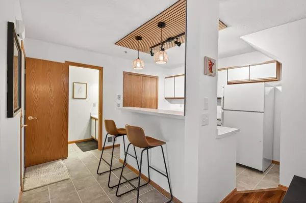 2597 Bedford CT #27, Mendota Heights, MN 55120