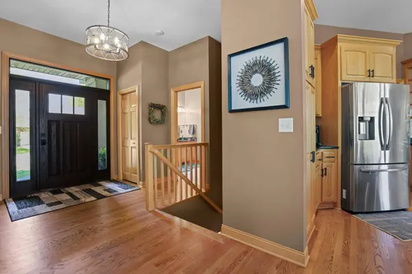 8156 9th Street PL N, Oakdale, MN 55128