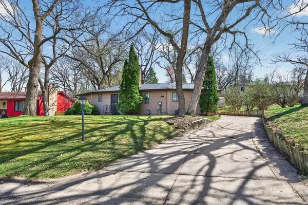 6109 27th St N, Oakdale, MN 55128-3511