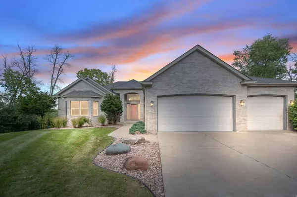 1367 Wolf CIR, Hugo, MN 55038