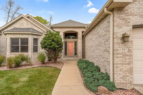 1367 Wolf CIR, Hugo, MN 55038