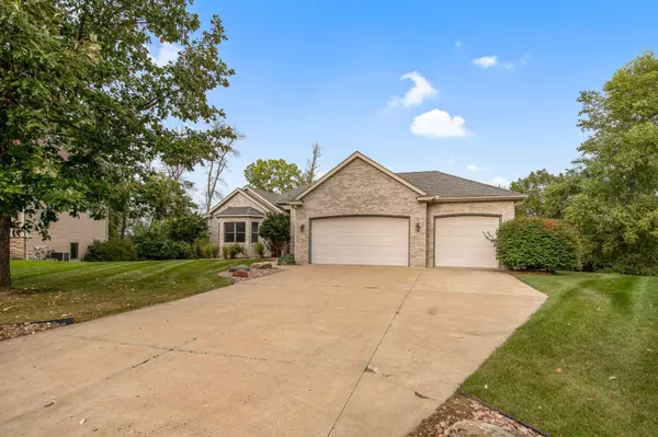 1367 Wolf CIR, Hugo, MN 55038