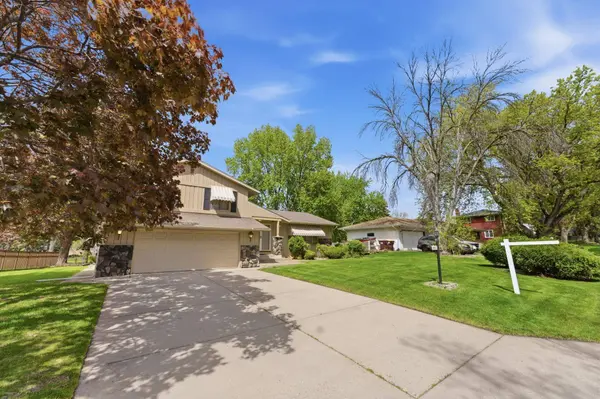 401 Felix LN, West Saint Paul, MN 55118
