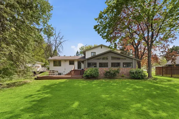 401 Felix LN, West Saint Paul, MN 55118