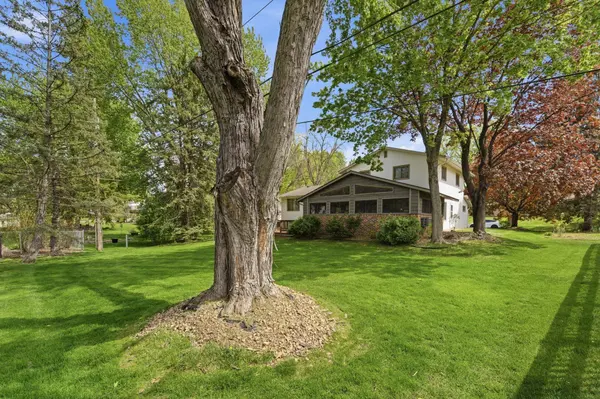 401 Felix LN, West Saint Paul, MN 55118