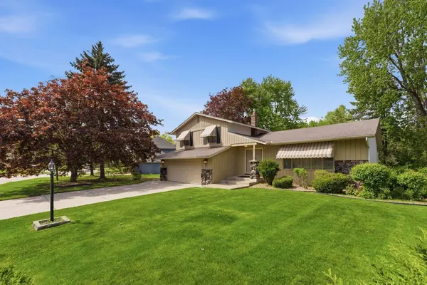 401 Felix LN, West Saint Paul, MN 55118
