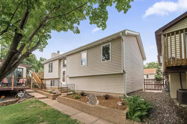 3547 Pilgrim Ln N, Plymouth, MN 55441-2473