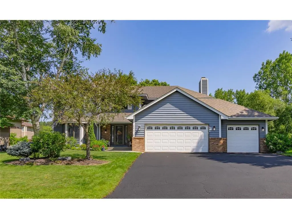 591 Autumn Oaks Ct, Eagan, MN 55123-1621