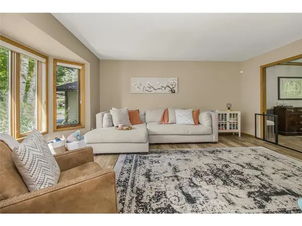591 Autumn Oaks Ct, Eagan, MN 55123-1621